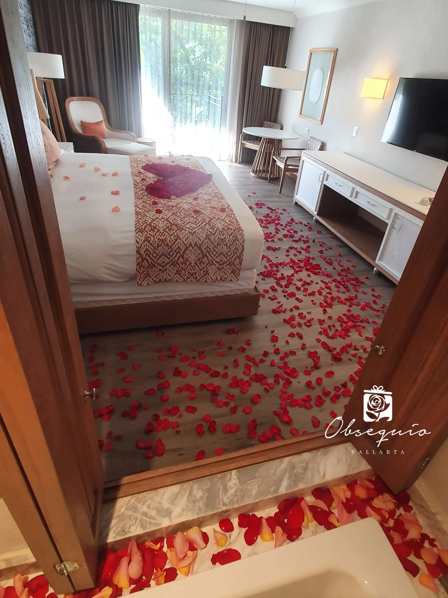 Decoración en habitación con flores - Obsequio Vallarta